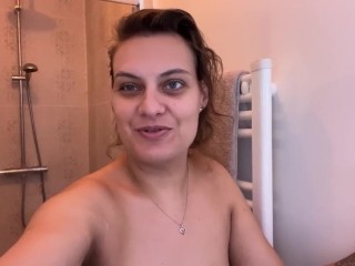 salope dans sa salle de bain