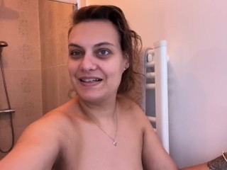 salope dans sa salle de bain