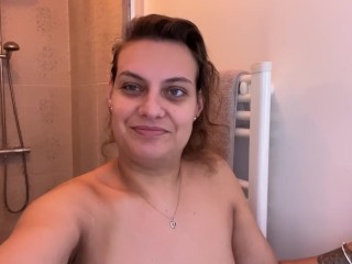 salope dans sa salle de bain