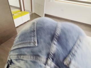 Mi hermanastro me visita y lo seduzco para que me coja duro