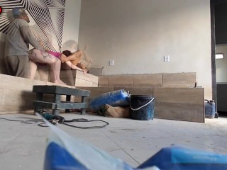 O PEDREIRO DA OBRA NEM TIROU O UNIFORME TRA FUDER AS PATROAS