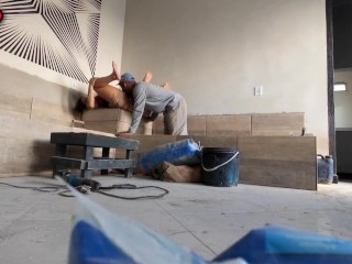 O PEDREIRO DA OBRA NEM TIROU O UNIFORME TRA FUDER AS PATROAS