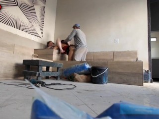 O PEDREIRO DA OBRA NEM TIROU O UNIFORME TRA FUDER AS PATROAS