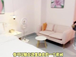 单身小姐姐被免费精油按摩吸引，骚穴寂寞难耐主动发骚勾引