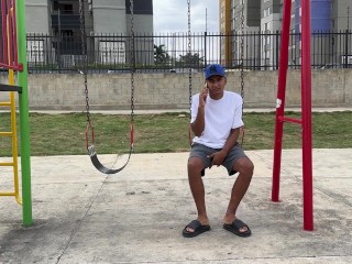 Cito a una descocida en el parque por una red social, la convenzo de ir a mi casa para cogermela