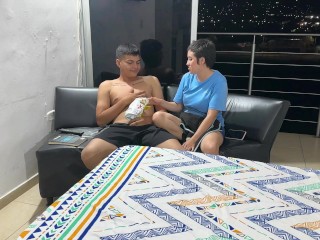 Le ofrezco chitos a mi culona novia con una rica sorpresa dentro, me deja meterselo todo.