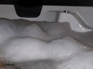 A CHI VA DI FARMI COMPAGNIA? | SEGA RILASSANTE IN VASCA IDROMASSAGGIO - VIENI A SUCCHIARMELO