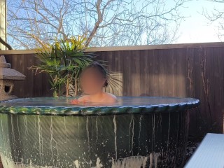 Hot spring open air bath(Japanese beauty girl bathing)