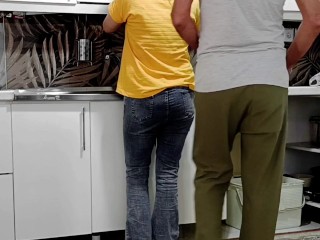 تو آشپزخونه کار میکردم صاحبخانه از پشت بغلم کرد