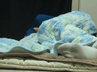 疲れた男の娘が帰宅後すぐに寝てしまった足裏を晒す！