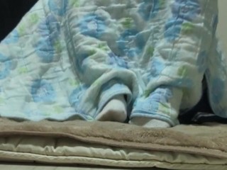 疲れた男の娘が帰宅後すぐに寝てしまった足裏を晒す！