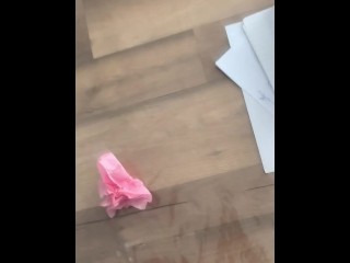 Jeune Arabe rejouis 5 min après avoir essuyé la table