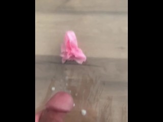 Jeune Arabe rejouis 5 min après avoir essuyé la table