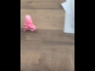 Jeune Arabe rejouis 5 min après avoir essuyé la table