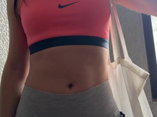 (DIA ITA) RAGAZZA TRADISCE il fidanzato SULLE SCALE FUORI DAL SUO APPARTAMENTO