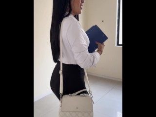 Asesora inmobiliaria NOVATA acepta follar con su cliente para convencerlo