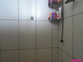 Loira gostosa com peitos naturais lindos tomando banho e dançando!