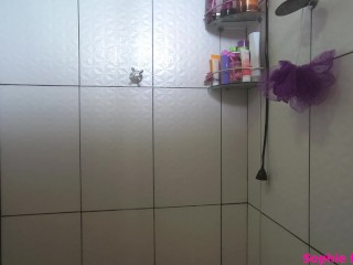 Loira gostosa com peitos naturais lindos tomando banho e dançando!