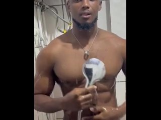 Bain torride avec mon corps musclé – Moment intime sans filtre 🛁🔥