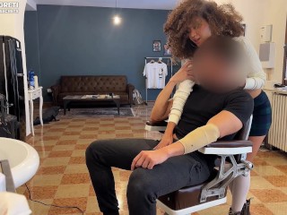 SBORRATA IN GOLA DAL BARBIERE, sono saltata sopra il suo cazzo