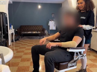 SBORRATA IN GOLA DAL BARBIERE, sono saltata sopra il suo cazzo