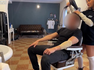 SBORRATA IN GOLA DAL BARBIERE, sono saltata sopra il suo cazzo