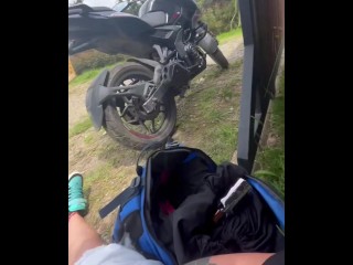 Loca en el ESTACIONAMIENTO se corre esperando el UBER, récord CUM!