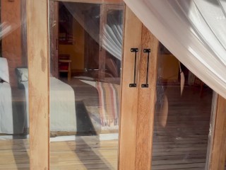 Agente inmobiliaria acepta propuesta indecente y recibe una acabada masiva a cambio de una pagaextra