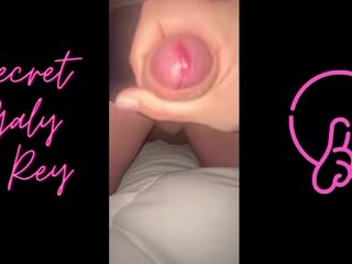 Elle me branle pendant que nos copines sont dans la chambre voisine