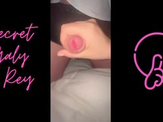 Elle me branle pendant que nos copines sont dans la chambre voisine