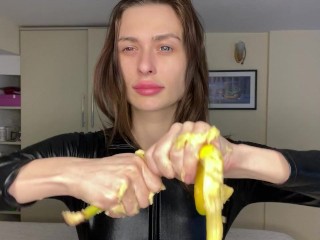 Latex Fetish Tease – Oiled Banana Domination and Crushing POV 🍌🖤