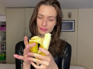 Latex Fetish Tease – Oiled Banana Domination and Crushing POV 🍌🖤