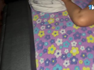 latina de cola grande se excita en la discoteca y acaba teniendo buen sexo en la casa de un extraño