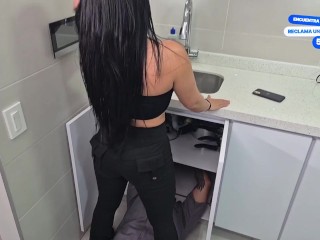 Cachonda colombiana seduce al plomero y termina cabalgando su verga - ALEJANDRA PALACIOS