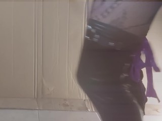 Italia. Verginella al gloryhole pt.2. Sconosciuto la incula e riempie di sborra, squirta dal culo