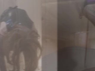 Italia. Verginella al gloryhole pt.2. Sconosciuto la incula e riempie di sborra, squirta dal culo