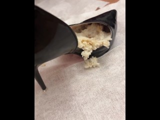 想嚐嚐小涵女王腳下的御飯糰嗎？預約實體課程才有資格伺候