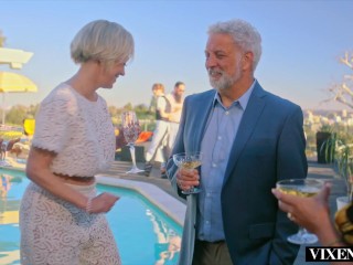 VIXENPLUS Cock hungry socialite Dee fucks server at house party