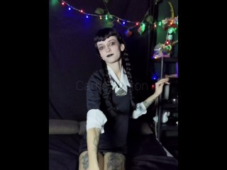 VIDEO COMPLETO NO CATALOGO! Wandinha Addams quer se divertir com você!