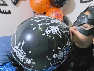 Catwoman pops balloons with her claws on Halloween (Full video on C4S/MV/OF/Membersite)