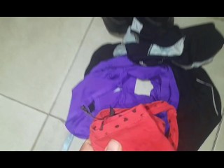 Mi hermanastro me espía, lo sorprendo y lo follo con mi culo para que aprenda