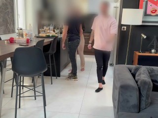 Elle passe 24h dans une villa avec 3 hommes