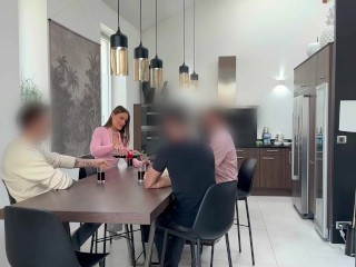 Elle passe 24h dans une villa avec 3 hommes
