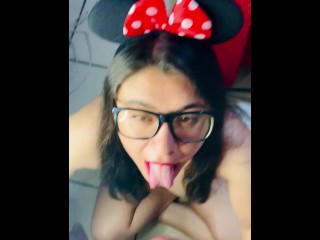 Rica puta me da una rica mamada y me vengo en su boquita hermosa