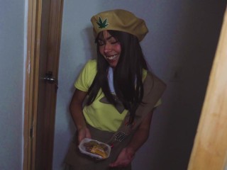 Soy la linda exploradora de la tropa 69, quieres probar mi galletita?