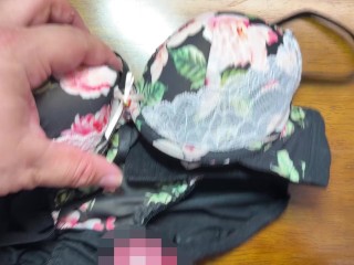 黒髪清楚系女子大生の黒色花柄レースブラに精液ぶっかけ