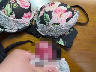 黒髪清楚系女子大生の黒色花柄レースブラに精液ぶっかけ