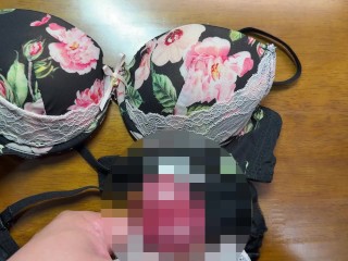 黒髪清楚系女子大生の黒色花柄レースブラに精液ぶっかけ