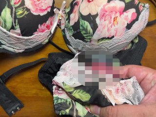 黒髪清楚系女子大生の黒色花柄レースブラに精液ぶっかけ