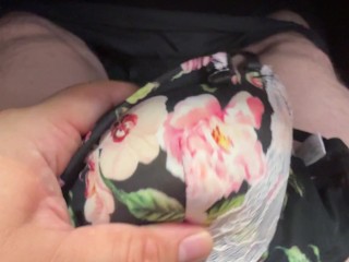 黒髪清楚系女子大生の黒色花柄レースブラに精液ぶっかけ